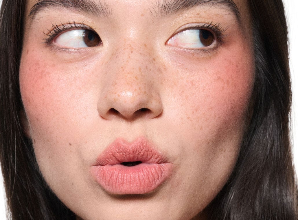 Model wearing Mull It Over shade on lips and cheeks